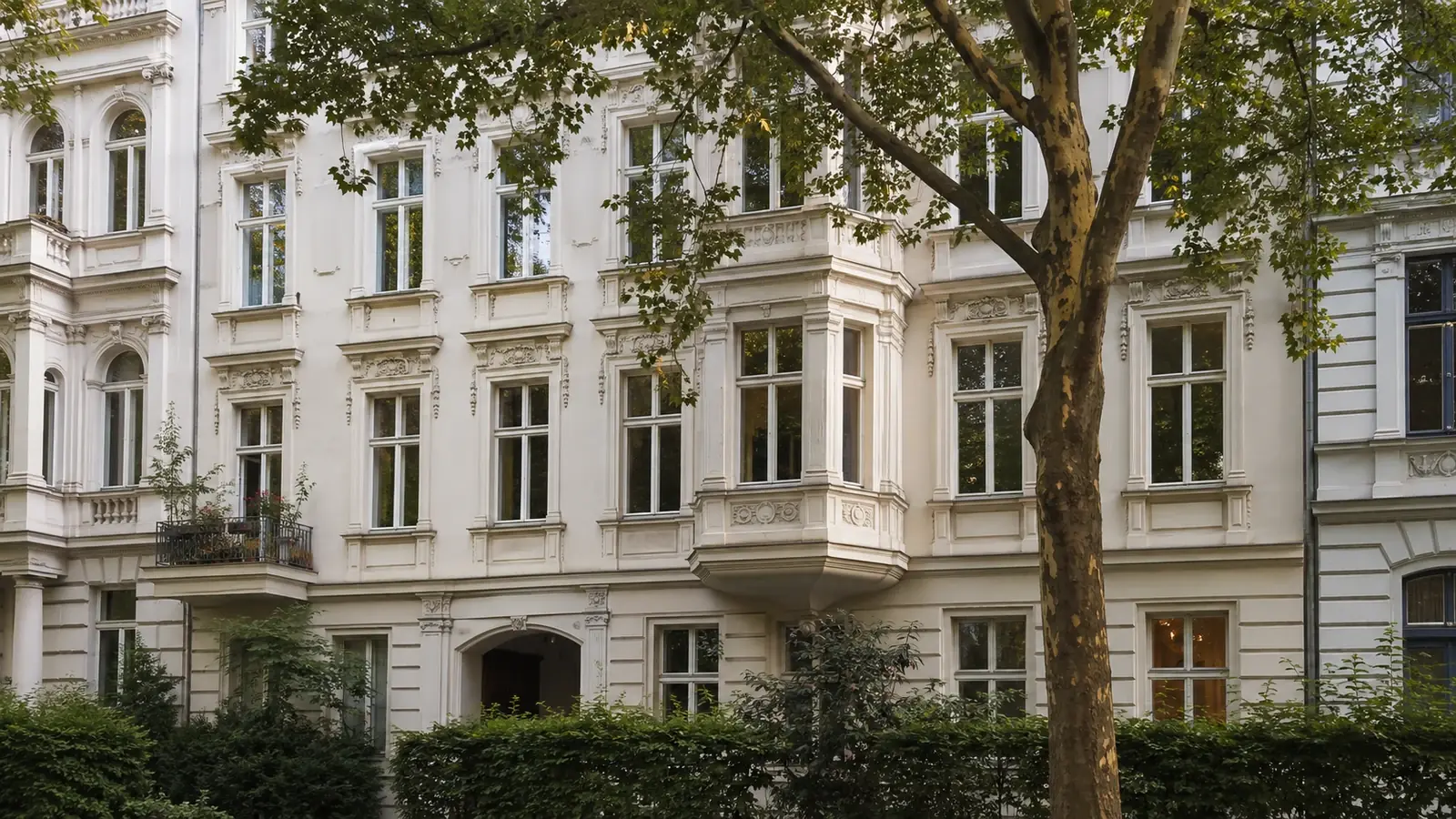 Gründerzeithaus mit verzierter Stuckfassade